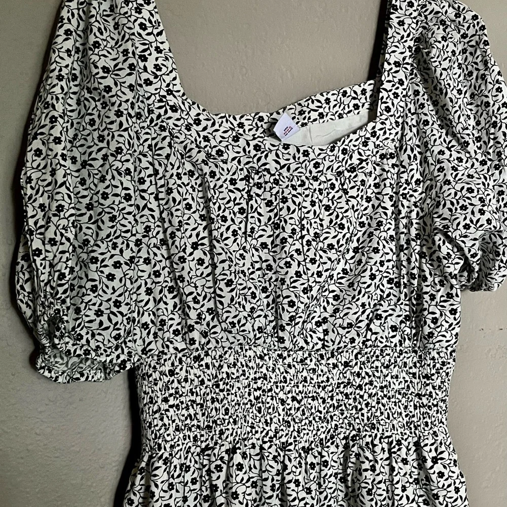 Old Navy Waist Define Puff Sleeve Dress - Picture 5 of 6